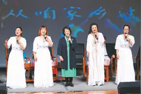 老艺术家聚首再话《东方红》图片