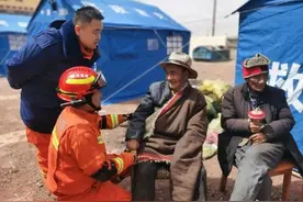 老爷爷的治愈系笑容图片