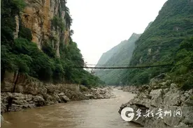 17年来，他一直拍摄花江铁索桥图片