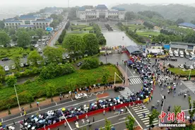 数万民众雨中送别袁隆平图片