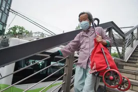 上海264座人行天桥，近一半没装电梯！人大代表追问天桥“适老化改造”图片