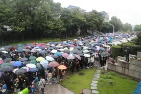 海报直击丨长沙明阳山数万民众雨中送别袁隆平“今后每天把饭吃完就是对他最大的缅怀”图片