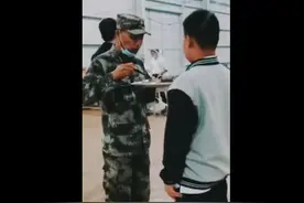 教官当面吃掉学生的剩饭，用实际行动珍惜粮食，网友评论不一图片