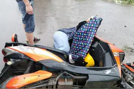 暴雨中，宁波街头这一幕太暖了图片