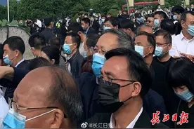 群众从各地自发前来，追悼会现场不时听到啜泣声图片