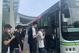 迎接全国各地悼念民众，长沙南站增开近百辆公交车发往明阳山图片