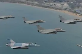 英媒：法军试飞最新升级版“阵风”战机图片