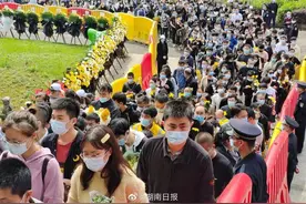 民众跪地痛哭，夫人洒泪挥别……袁隆平遗体送别仪式的这些画面，再度泪目图片