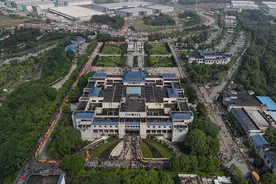 图集｜万人送别袁隆平，悼念者：“跨越大半个中国来看您”图片