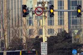 北京部分路口增设半幅过街信号灯图片