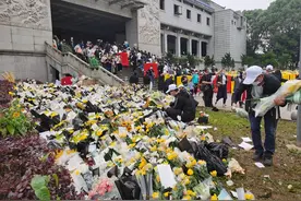 长沙送花外卖小哥：大家都希望鲜花离袁老更近，摆花的每个细节都不会省略图片