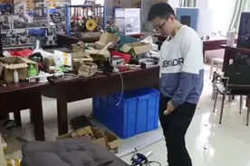 超励志！脑瘫学生研发自动爬楼轮椅获专利视频封面