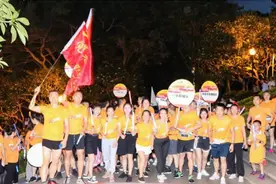 东莞长安举行荧光夜跑公益活动，300跑友为贫困学生筹款图片