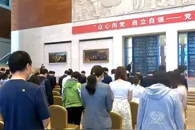 特殊的展览开幕式！全体起立向袁隆平吴孟超默哀一分钟图片
