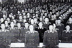 军衔制实施方案中，拟授毛泽东为大元帅，周恩来刘少奇邓小平为元帅，为何最终他们却都“榜上无名”……图片