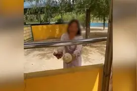 德州一女子翻进鸵鸟圈捡鸟蛋，动物园报警视频封面