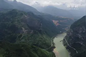 乌江边百米峭壁上的“超级防护栏”视频封面