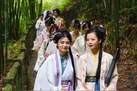 五月国风行丨10万亩绿波荡漾映红衣 汉服同袍“打卡”四川沐川竹海图片