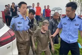 奋不顾身！这组“泥腿照”火了图片