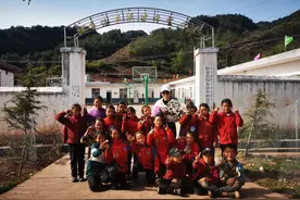 学生追车惜别凉山支教老师，孩子们狂奔追车，这一幕太戳了图片
