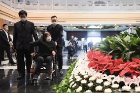 太过悲痛满眼是泪，夫人坐轮椅泪别袁隆平！网友：她是最难过的人呀图片