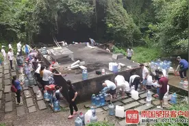 南宁一“山泉”取水点立警示牌 专家称不达标水需谨取图片