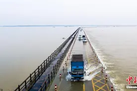 江西再现“水上公路”车辆开过溅起阵阵浪花图片