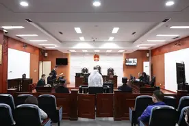 包商银行原董事长：“领导，你给我们撑住腰，等老了一块玩。”监管者求“围猎”获利7亿余元图片
