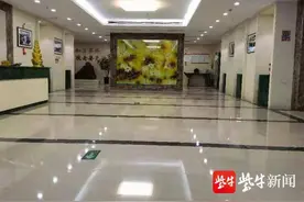 护理员中午做保洁 失能老人马桶坐半天 养老院：让护理员专心做好本职图片