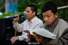 央视关注！广西13岁少年陪盲父街头卖唱7年 身处逆境自立自强图片