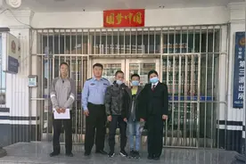 警探号丨单身父亲被刑拘 民警变奶爸照顾12岁孩子图片