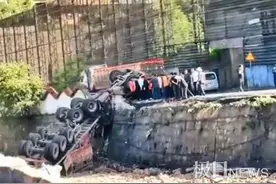 ​山西临汾大货车侧翻，司机及行人共3人死亡图片