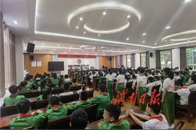 送一枚红色书签 让成长更有力量图片