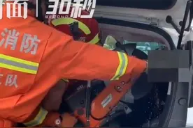 护栏穿透驾驶员左胸 四川资阳消防5分钟到达现场救援图片
