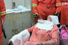 门窗炸飞！阜阳女子喷杀虫剂遇明火引发爆炸 脸和手均被烧伤图片