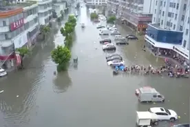 广东普宁突降大暴雨，市民积水中排长队办银行业务视频封面
