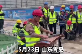 农民工小伙下班后为工友弹古筝：宿舍成了他的琴房，工地成了舞台图片