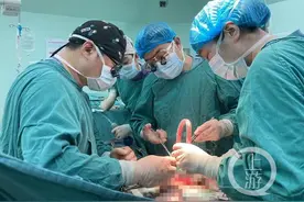 两岁女童患“怪病”不停走动经常傻笑 一查发病率三万分之一图片