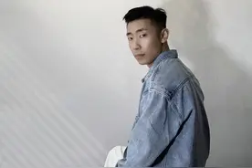 在地铁上画陌生人的小伙：我只是想看到他们的笑容图片