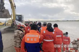 黑龙江省水上救援中心成功打捞“5.22”事故沉船图片
