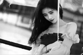 鞠婧祎夜雨街道撑伞逗猫 凸显妩媚妖娆诱惑图片