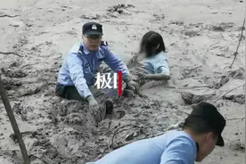 两个花季少女深陷淤泥，危急时刻“啃泥民警”舍身救人图片