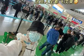 吴尊晒隔离期照片 给家人打包汉堡包图片