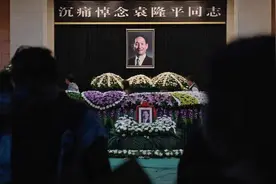 是他！咸宁小伙长沙街头赠送鲜花悼念袁老图片