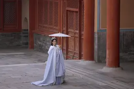 祝绪丹浅蓝色汉服撑伞漫步 深宫氛围感十足图片