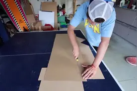 新西兰一名视频博主用纸板自制超级跑车 以一万美元的价格卖出图片