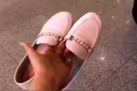 因下火车鞋子被踩，女子报警索赔280元，接下来的操作亮了图片