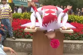 成都龙泉驿10岁柔术女孩再申吉尼斯世界纪录：一分钟平手下腰叼花最多图片