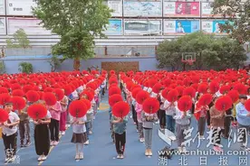 争做向上少年 江汉区各小学师生同唱一首歌图片