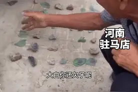 河南两老汉街头“对决”网友：友谊的小船说翻就翻图片